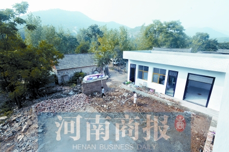 新校舍旁邊，是徐云玲和學(xué)生們用了多年的石頭校舍 河南商報(bào)記者 鄧萬(wàn)里/攝