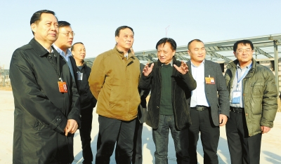 　　鄭州手拉手集團(tuán)董事長(zhǎng)賈長(zhǎng)明（右三）向省農(nóng)業(yè)廳廳長(zhǎng)朱孟洲（右四），省政府副秘書長(zhǎng)、省政府駐京辦主任