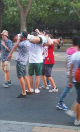 外籍男子當街肩扛、腳踏醉漢