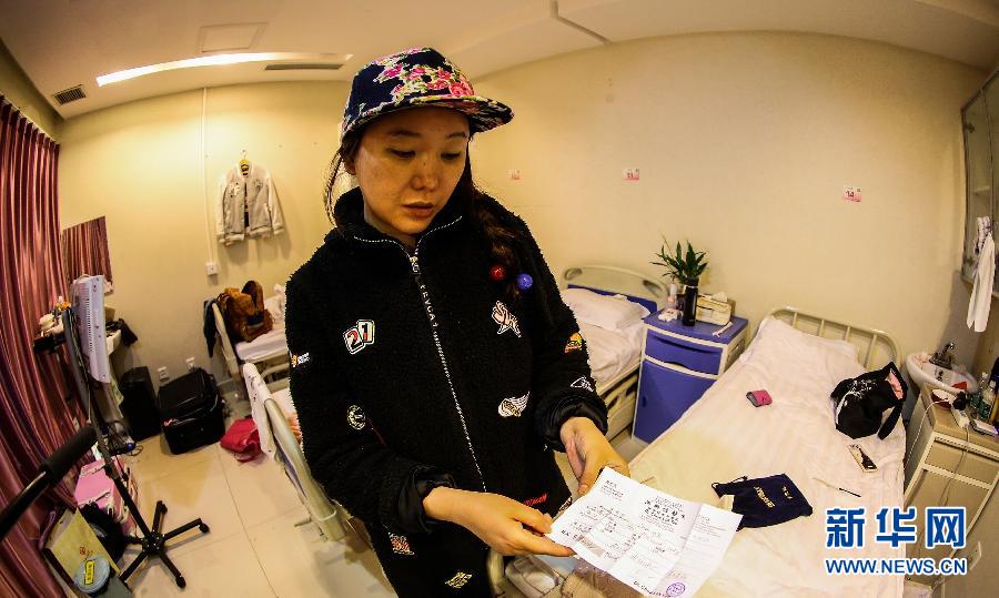 赴韓整形失敗者陳怡麗向記者展示醫(yī)療事故鑒定（4月8日攝）。