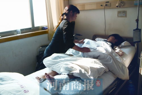 14歲的小美躺在病床上，左腿摔傷的部位還纏著繃帶