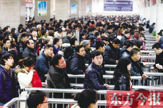 鄭州火車站迎來節(jié)后最后一波客流高峰。昨日，售票廳內(nèi)人頭攢動(dòng)