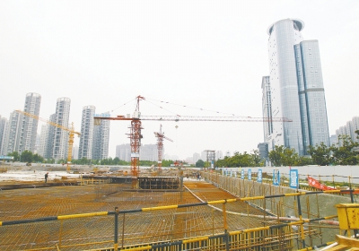 中州大道與金水東路東北角，正在建一座大型停車場。