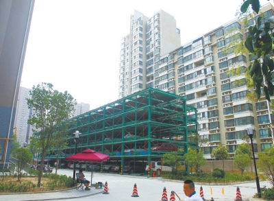 商城路與英協(xié)路交叉口附近的濱河綠苑小區(qū)內(nèi)，剛剛建好一個(gè)立體停車場。