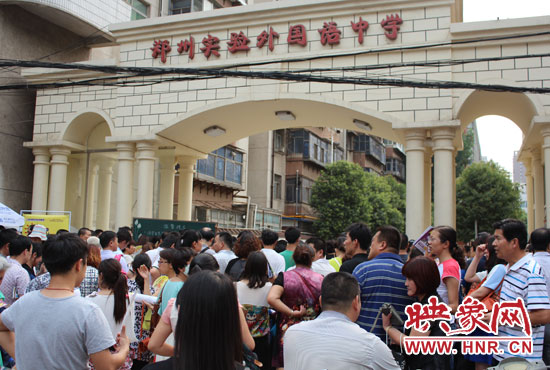考試快結(jié)束時(shí)，陪考的家長(zhǎng)涌入學(xué)校接孩子。