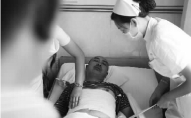 昨天，鄭州市第一人民醫(yī)院，被打傷的鄭州管城區(qū)執(zhí)法隊(duì)員唐建偉在接受治療。