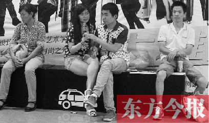 昨天，火車站地一大道納涼點已有許多市民坐在商場的椅子上乘涼