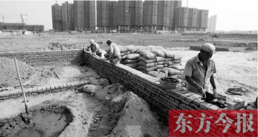7月8日，鄭州市銀鶯路南端，一處新建的小學(xué)和中學(xué)剛剛開始動工