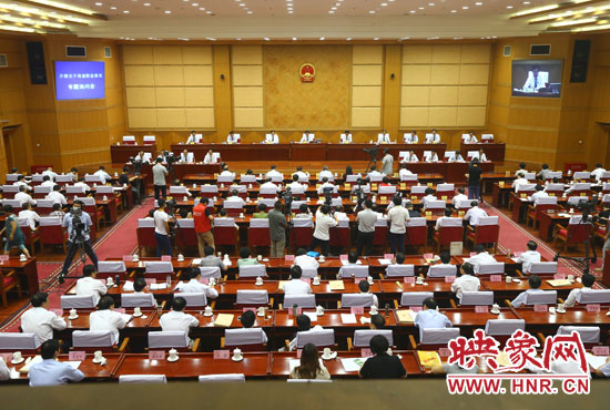 7月29日下午，河南省十二屆人大常委會第九次會議召開關(guān)于職業(yè)教育專題詢問會。