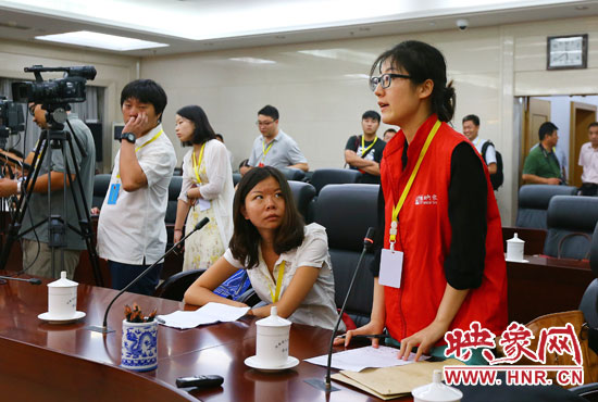 映象網(wǎng)記者就網(wǎng)友關(guān)心熱點(diǎn)問題向省教育廳副廳長尹洪斌提問。
