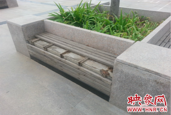 基礎(chǔ)設(shè)施破壞嚴(yán)重，一直無人修理。