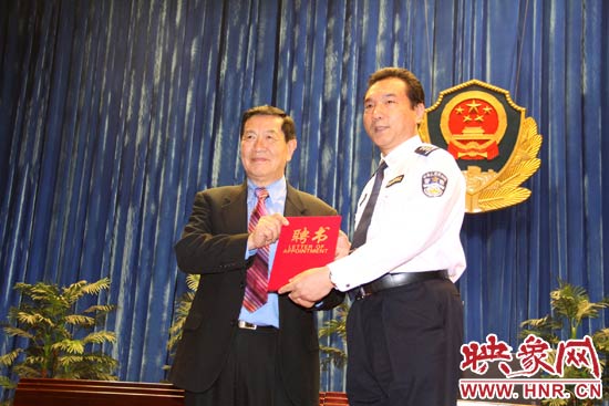 在歡迎儀式上，李昌鈺博士從鐵路警察學(xué)院院長(zhǎng)郝宏奎手中接過(guò)了客座教授的聘書(shū)。