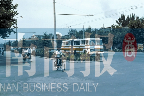 1983年的建設(shè)路，已經(jīng)有了電車