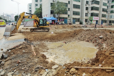 漢江路與行云路口，施工挖斷天然氣管道。