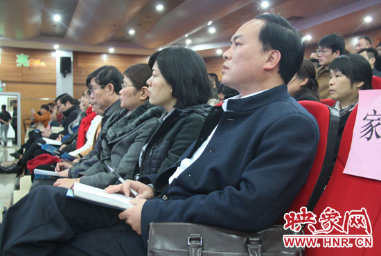 認(rèn)真聽取招生政策的學(xué)生家長(zhǎng)。