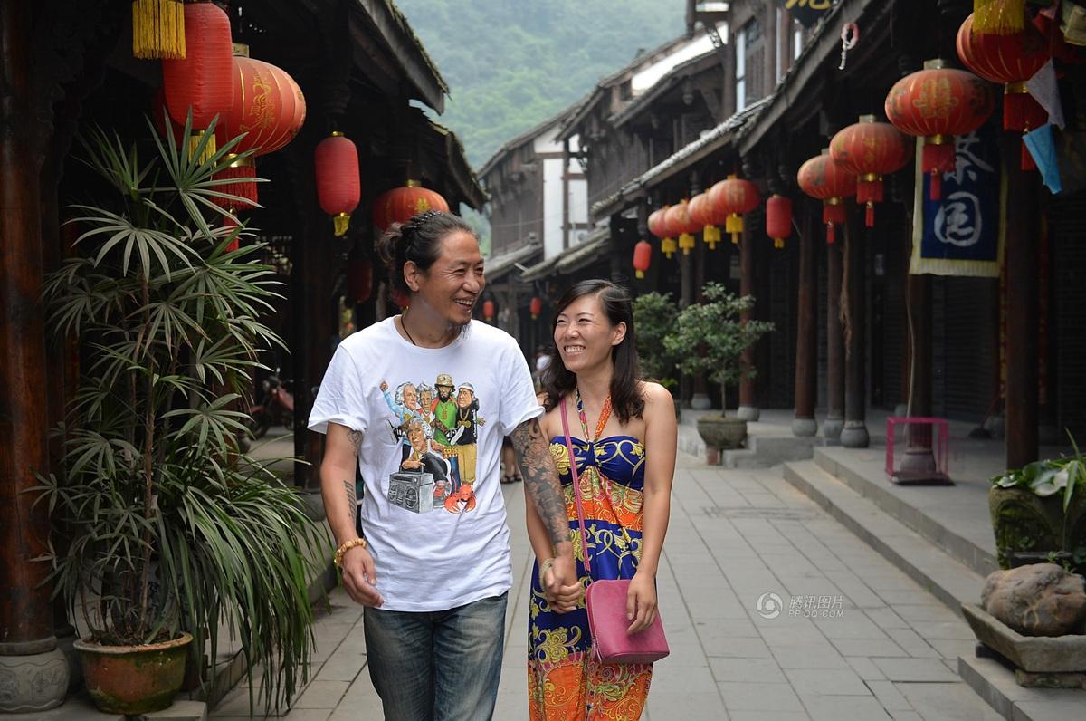 圖為7月20日，顧少強和老公于夫在成都街子古鎮(zhèn)，兩人剛于7月6日登記結(jié)婚。王勤/CFP