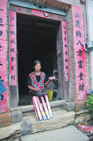 村民楊女士買(mǎi)來(lái)閃光雷、爆竹防衛(wèi)