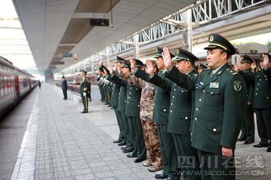 全國抗震救災(zāi)模范王凱率13集團軍常委為退伍老兵送行。