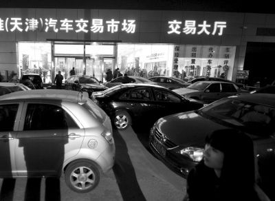 15日晚，辦理二手車交易手續(xù)的天津歐雅汽車市場(chǎng)燈火通明。新華社發(fā)