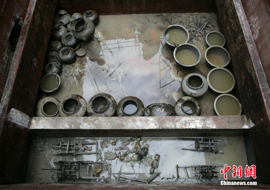 圖為漢墓群發(fā)掘現場出土了大量珍貴文物。