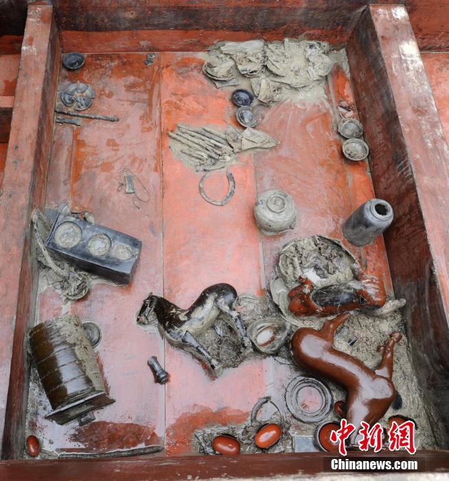 圖為出土漆器240余件，器形有耳杯、奩、幾、盤、盒、俑、馬等。