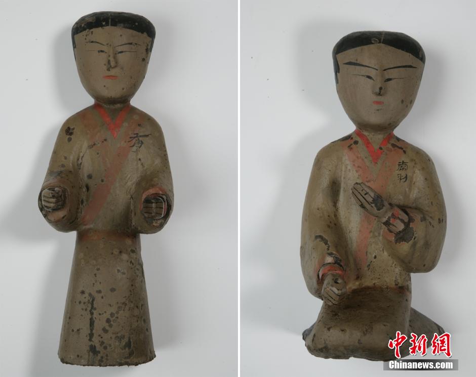 圖為出土的彩繪木俑。