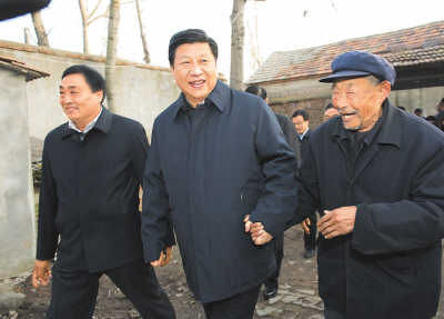 11月25日，習近平在地處沂蒙老區(qū)的臨沭縣曹莊鎮(zhèn)朱村，親切地拉著83歲的“老支前”王克昌的手。
