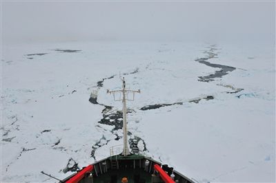 7日17時50分許，“雪龍”號船頭冰面裂開一條水道，“雪龍”號趁機迅速穿過。