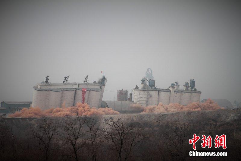 　2014年2月17日，石家莊市再次啟動壓減水泥過剩產(chǎn)能、治理大氣污染水泥企業(yè)集中爆破拆除行動。