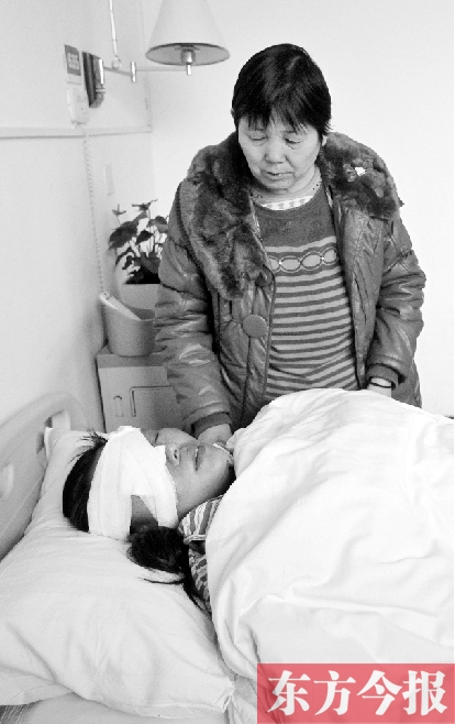 17日，52歲的王美蘭在做完眼角膜移植手術(shù)后躺在病床上休息