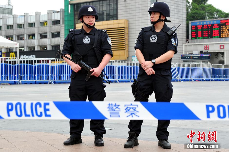 圖為廣州特警在案發(fā)現(xiàn)場(chǎng)戒備。