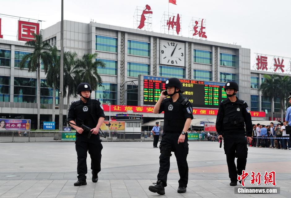 圖為廣州特警在案發(fā)現(xiàn)場(chǎng)戒備。