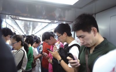 北京地鐵6號線,一名上班族利用乘車時(shí)間進(jìn)餐。京華時(shí)報(bào)記者陶冉攝