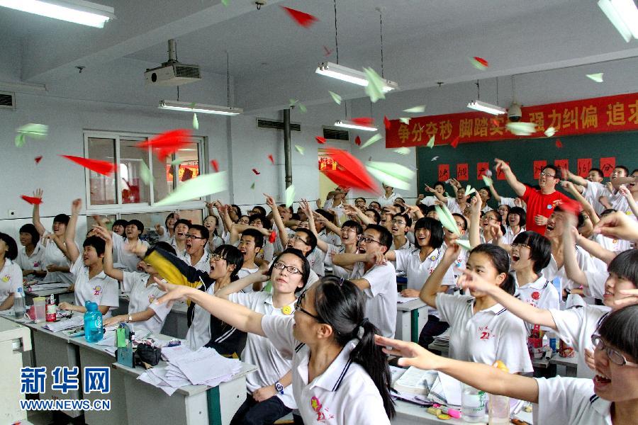  6月3日，河北省衡水市第二中學(xué)高三學(xué)生在教室里用扔紙飛機(jī)的方式舒緩心情。
