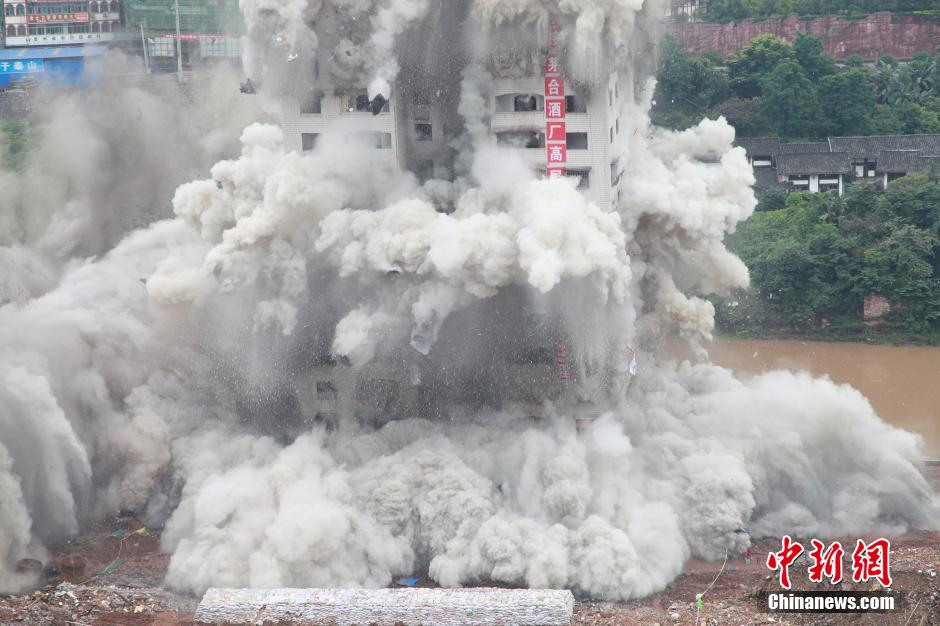 6月6日13時，貴州仁懷茅臺大橋及鐘樓整體爆破成功。