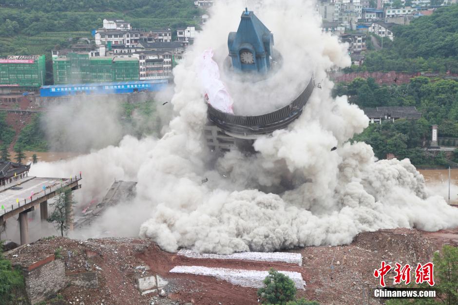 6月6日13時，貴州仁懷茅臺大橋及鐘樓整體爆破成功。