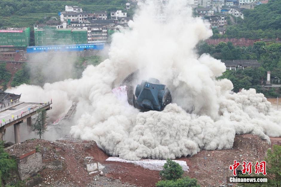 6月6日13時，貴州仁懷茅臺大橋及鐘樓整體爆破成功。