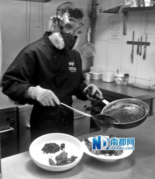 廚師在烹制最辣雞腿醬時(shí)要戴“防辣”面罩。