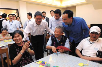 　昨日，張志軍前左二和陪同的新北市長朱立倫與老人們交談。