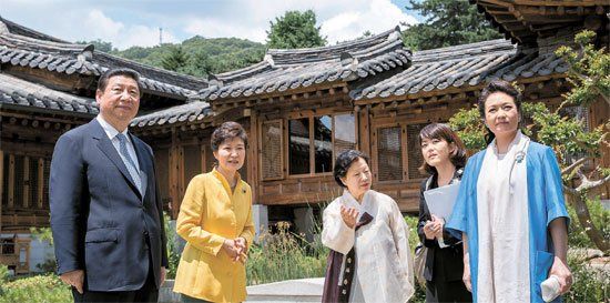 照片中左起分別是習(xí)近平、樸槿惠、家具博物館館長鄭美淑(音)、隨同翻譯、彭麗媛。