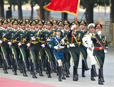昨日，151人最大陣容的三軍儀仗隊(duì)，著新式禮賓服接受檢閱。這也是解放軍儀仗隊(duì)、軍樂(lè)團(tuán)新式禮賓服首次亮