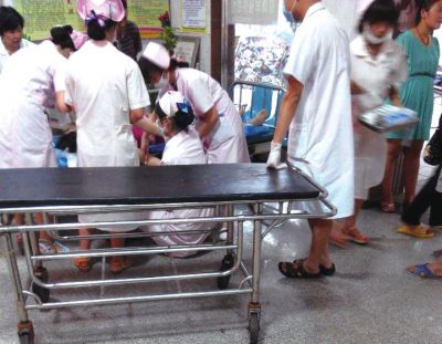 9月22日，在湖南省醴陵市第二醫(yī)院，爆炸事故傷員在接受救治（手機(jī)拍攝）。新華社發(fā)