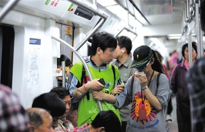 地鐵14號(hào)線，一名乘客正在車(chē)廂內(nèi)飲食。