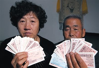 尚愛云夫婦展示上訪留下的車票,這些只是一部分。