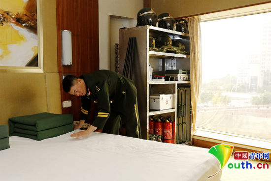 　11月7日，一名武警官兵在APEC駐地中國大飯店的房間內(nèi)整理內(nèi)務(wù)。