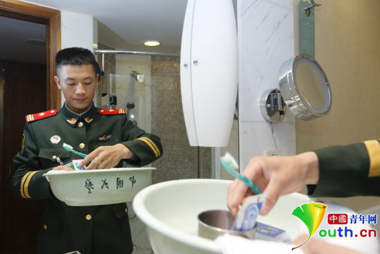 駐守APEC駐地中國大飯店的武警官兵將自己平時(shí)使用的臉盆、毛巾等帶到酒店房間。