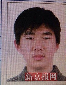 犯罪嫌疑人李小龍，27歲，唐山樂亭人。村干部說李小龍經(jīng)常把自己關(guān)在家里