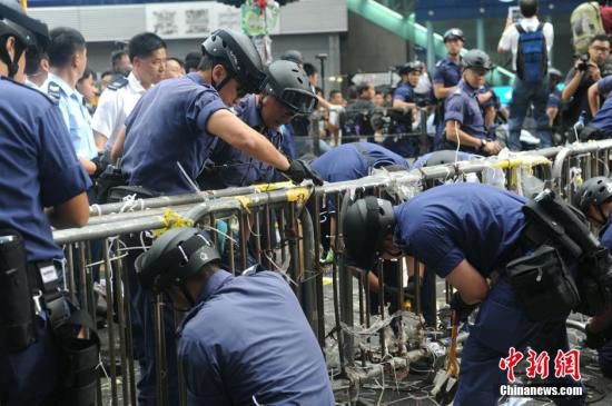11月26日，香港法庭執(zhí)達(dá)主任在旺角彌敦道執(zhí)行禁制令，清除非法障礙物，后因受阻而要求警方協(xié)助執(zhí)行。