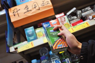 清苑路“世紀(jì)華聯(lián)超市清友園店”的貨架上，擺放著購自網(wǎng)店的“高仿”避孕套。