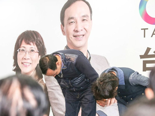 國(guó)民黨明天下午將召開臨時(shí)中常會(huì)，決定由誰擔(dān)任代理主席。圖為朱立倫與王如玄上午到競(jìng)選總部，向支持自己競(jìng)選的志工們一一致意，感謝他們的陪伴。圖片來源：臺(tái)灣《聯(lián)合報(bào)》